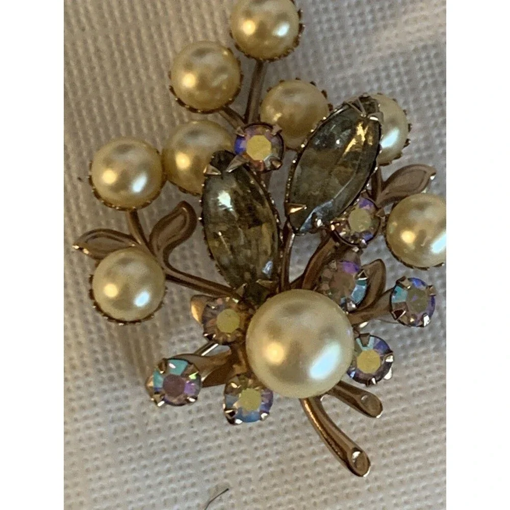 Vintage Brooch Unbranded Pearl Look Gold Toned Flower with Stem Pin irridescent